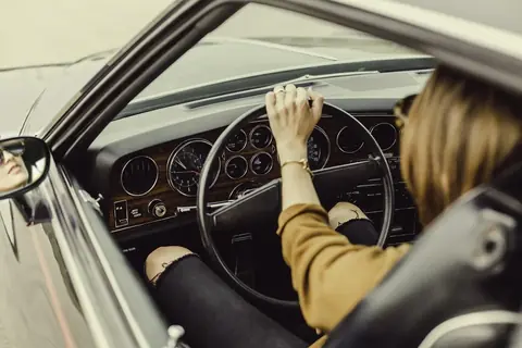 Fahrerin in einem gepflegten klassischen Fahrzeug